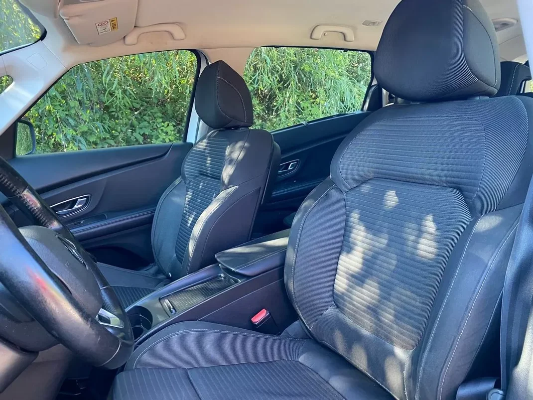 Renault Grand Scénic 2017 - 12950 EUR, 239000 km - AUTO.MOTO.pt - 239000km - foto 16 de 21