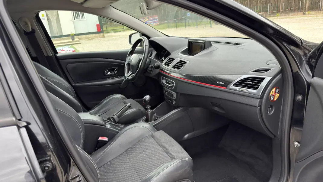 Renault Mégane Sport Tourer 2013 - 9950 EUR, 182000 km - AUTO.MOTO.pt - 182000km - foto 33 de 41