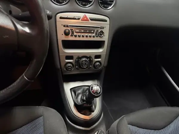 Peugeot 308 2011 - 7400 EUR, 143000 km - AUTO.MOTO.pt - 143000km - foto 25 de 31