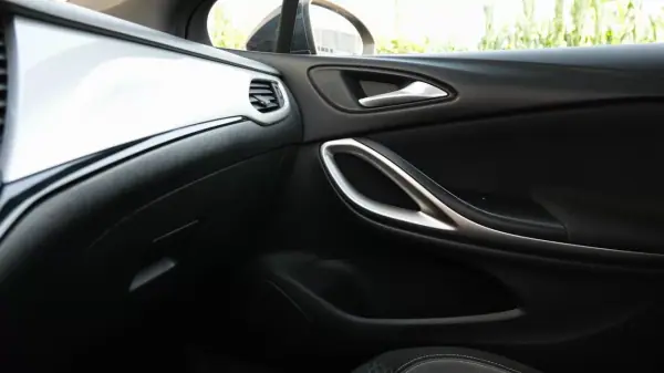 Opel Astra Sports Tourer 2020 - 12999 EUR, 97000 km - AUTO.MOTO.pt - 97000km - foto 15 de 25