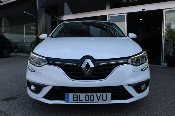 Renault Mégane Sport Tourer 2019 - 16900 EUR, 95084 km - AUTO.MOTO.pt - 95084km - foto 18 de 19