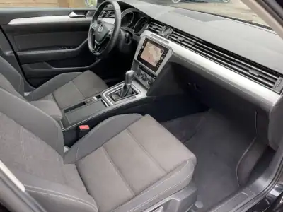 Volkswagen Passat Variant 2018 - 19990 EUR, 177800 km - AUTO.MOTO.pt - 177800km - foto 11 de 19
