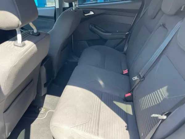 Ford Focus 2015 - 8900 EUR, 137000 km - AUTO.MOTO.pt - 137000km - foto 9 de 13