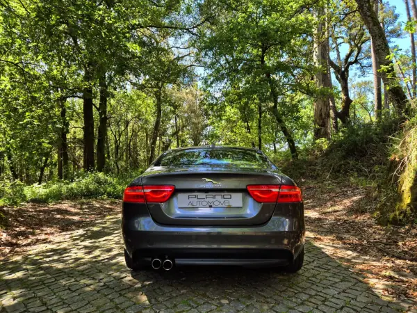 Jaguar XE 2015 - 13750 EUR, 184000 km - AUTO.MOTO.pt - 184000km - foto 8 de 23
