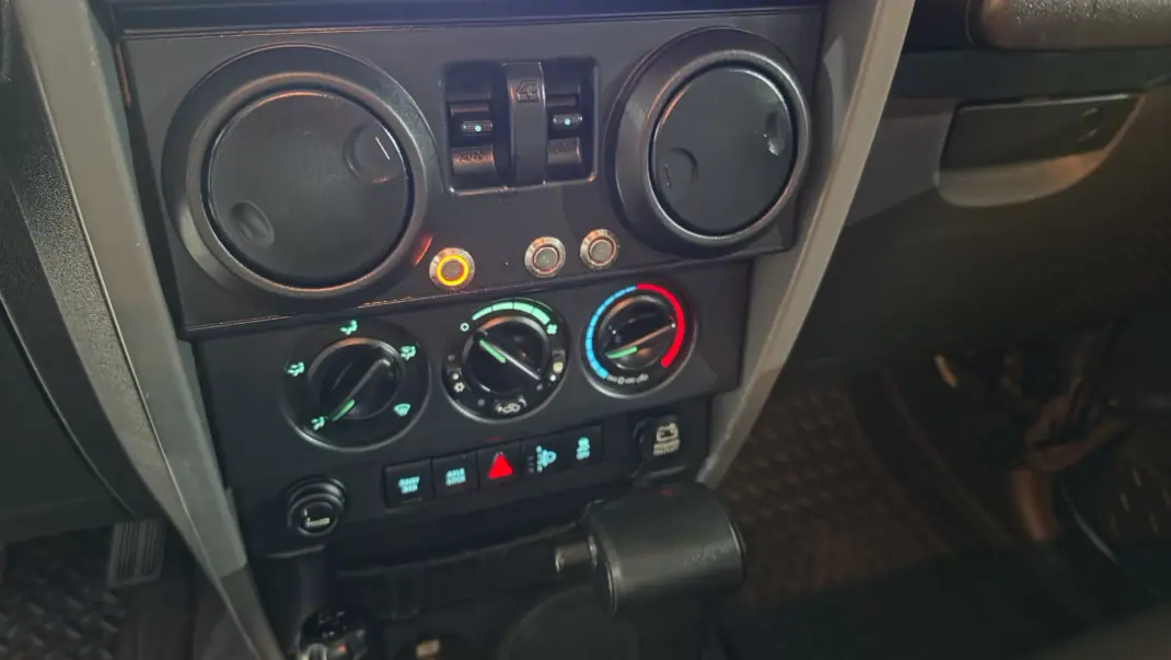 Jeep Wrangler 2010 - 35000 EUR, 129687 km - AUTO.MOTO.pt - 129687km - foto 41 de 47