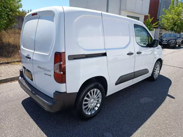 Toyota Proace Verso Electric 2022 - 17990 EUR, 78900 km - AUTO.MOTO.pt - 78900km - foto 5 de 22