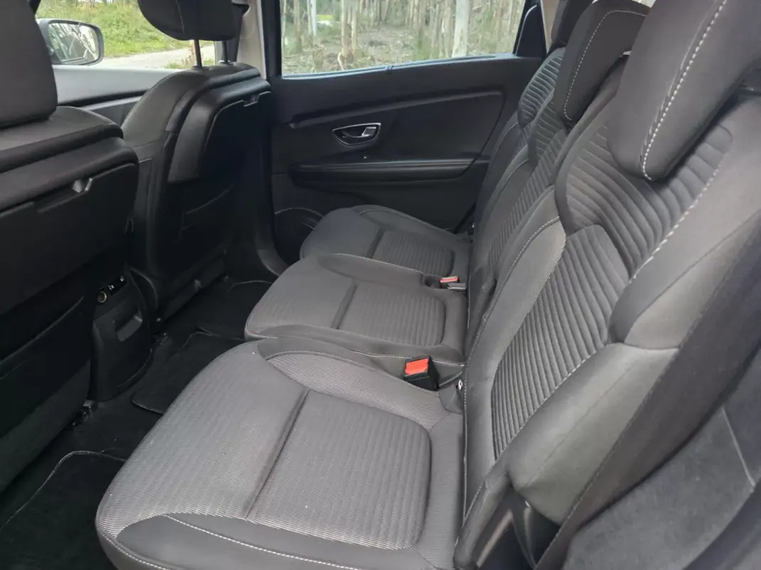 Renault Grand Scénic 2017 - 12750 EUR, 320000 km - AUTO.MOTO.pt - 320000km - foto 29 de 40