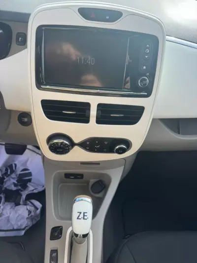 Renault Zoe 2016 - 8990 EUR, 85000 km - AUTO.MOTO.pt - 85000km - foto 14 de 18