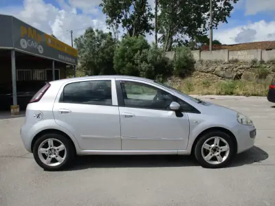 Fiat Grande Punto 2009 - 5900 EUR, 168000 km - AUTO.MOTO.pt - 168000km - foto 4 de 11