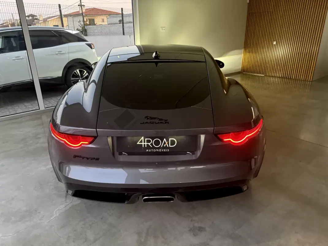 Jaguar F-Type 2018 - 46000 EUR, 64300 km - AUTO.MOTO.pt - 64300km - foto 46 de 135