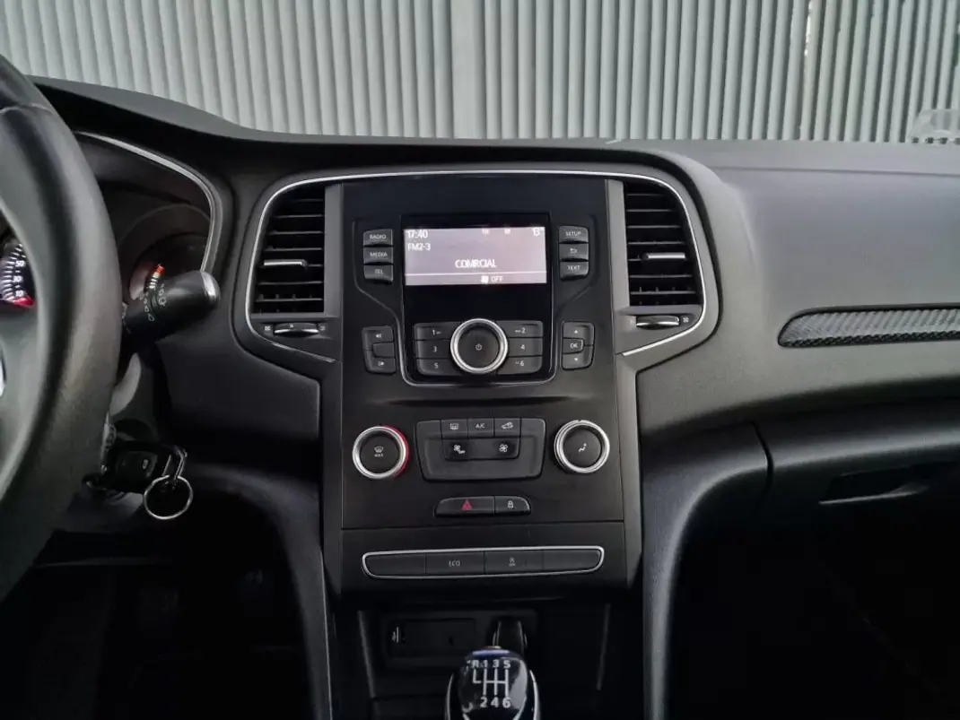 Renault Mégane Sport Tourer 2019 - 15990 EUR, 80068 km - AUTO.MOTO.pt - 80068km - foto 19 de 24