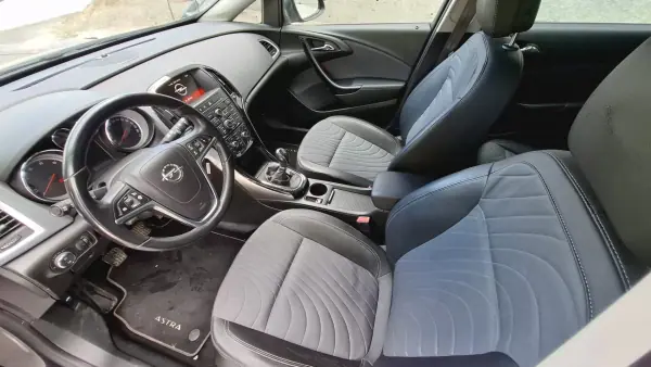 Opel Astra 2015 - 11500 EUR, 115000 km - AUTO.MOTO.pt - 115000km - foto 10 de 12