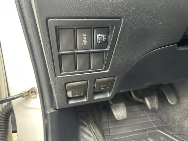 Toyota Hilux 2018 - 29999 EUR, 257000 km - AUTO.MOTO.pt - 257000km - foto 12 de 13