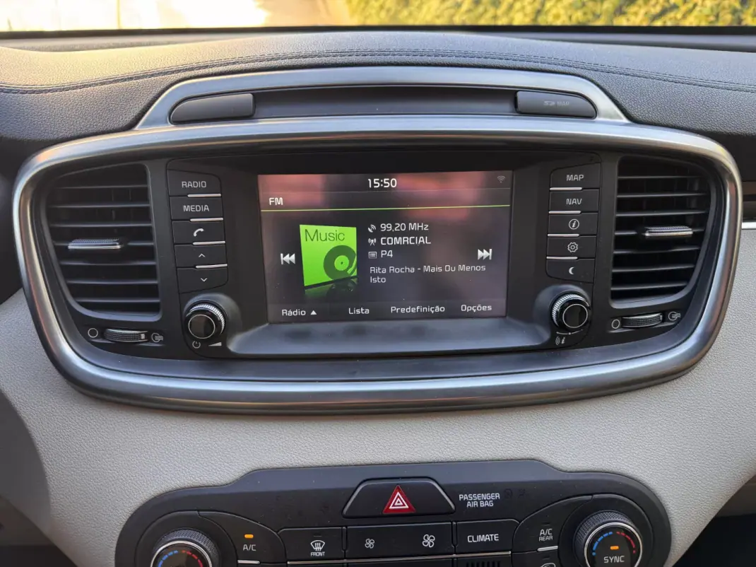 Kia Sorento 2015 - 16000 EUR, 175000 km - AUTO.MOTO.pt - 175000km - foto 16 de 22