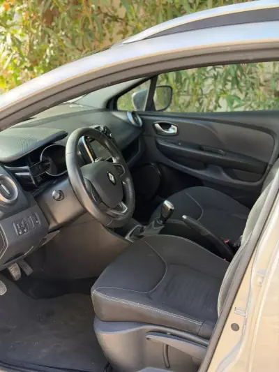 Renault Clio 2018 - 13500 EUR, 117730 km - AUTO.MOTO.pt - 117730km - foto 8 de 9