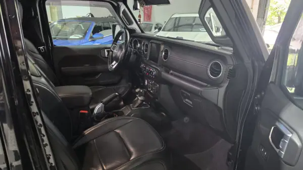 Jeep Gladiator 2021 - 62900 EUR, 117383 km - 117383km - foto 49 de 53