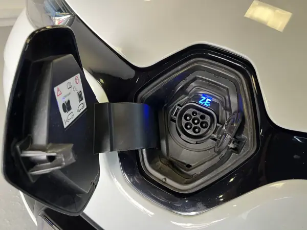 Renault Zoe 2018 - 10990 EUR, 130000 km - AUTO.MOTO.pt - 130000km - foto 35 de 36