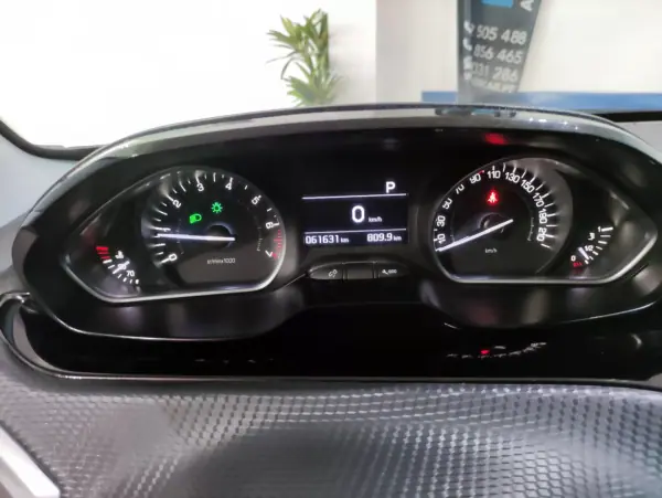 Peugeot 208 2018 - 12490 EUR, 61000 km - AUTO.MOTO.pt - 61000km - foto 16 de 28