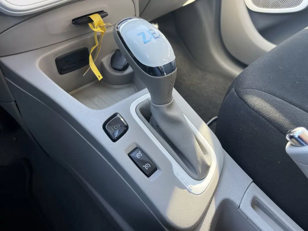 Renault Zoe 2018 - 11490 EUR, 75380 km - AUTO.MOTO.pt - 75380km - foto 15 de 19