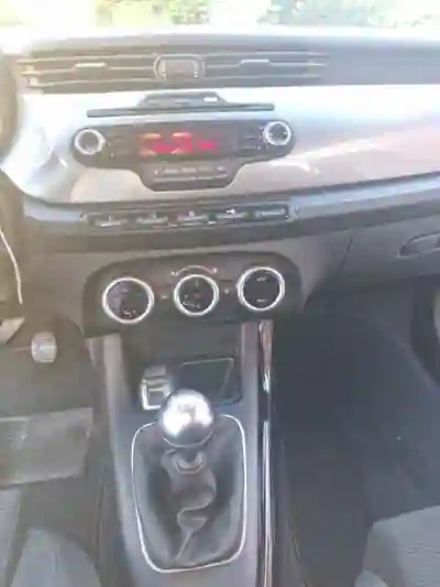 Alfa Romeo Giulietta 2011 - 6990 EUR, 156800 km - AUTO.MOTO.pt - 156800km - foto 12 de 17