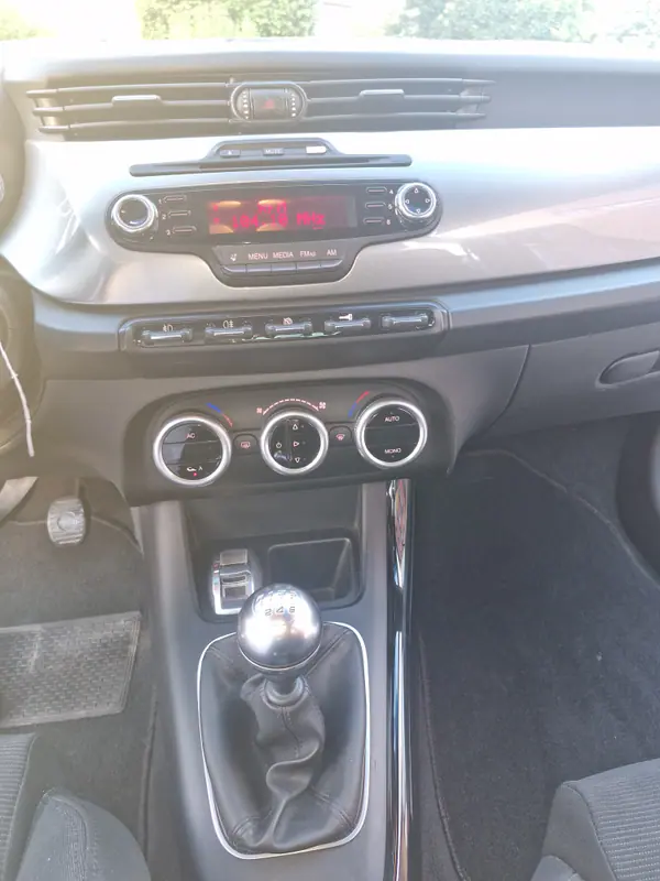 Alfa Romeo Giulietta 2011 - 6990 EUR, 156800 km - AUTO.MOTO.pt - 156800km - foto 12 de 17