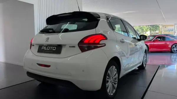 Peugeot 208 2016 - 9990 EUR, 105740 km - AUTO.MOTO.pt - 105740km - foto 8 de 23