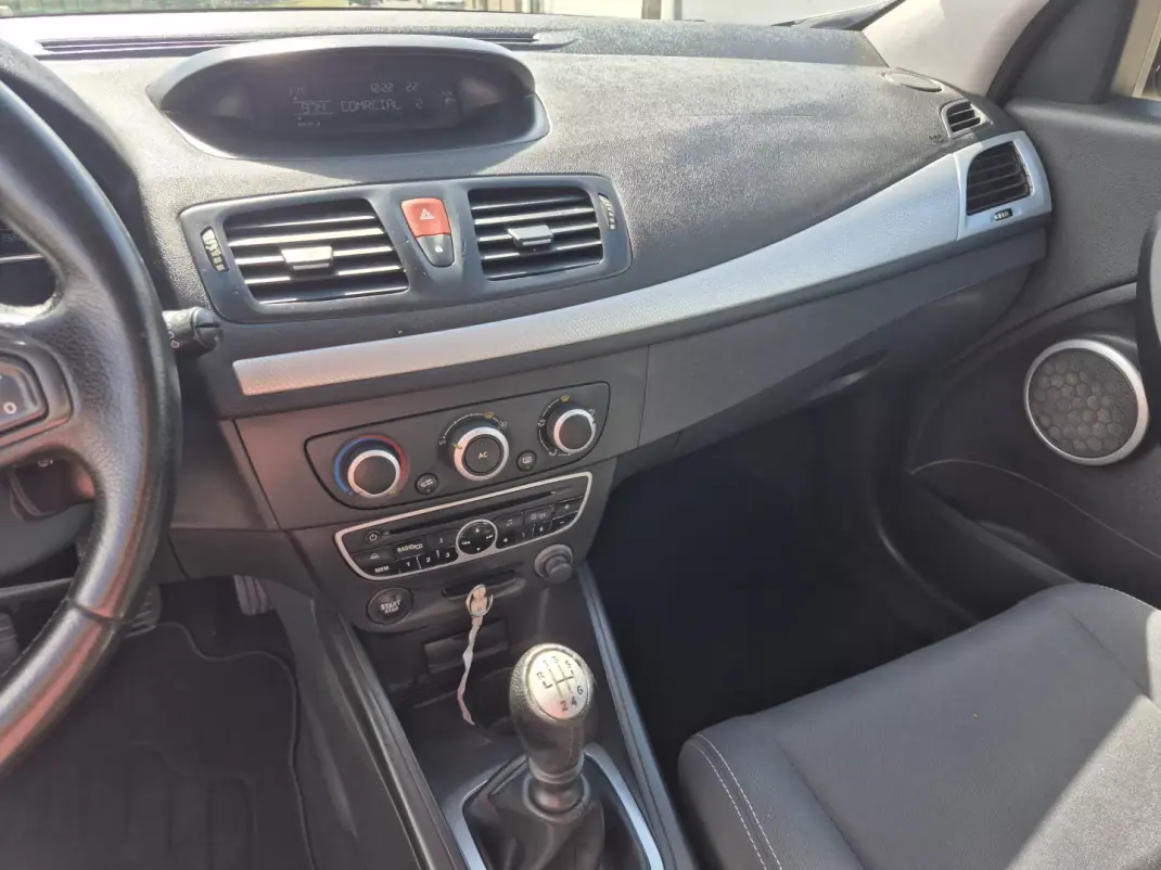 Renault Mégane 2010 - 5250 EUR, 255154 km - AUTO.MOTO.pt - 255154km - foto 20 de 23