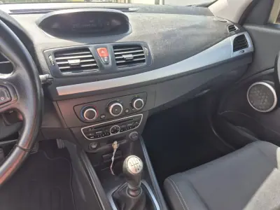 Renault Mégane 2010 - 5250 EUR, 255154 km - AUTO.MOTO.pt - 255154km - foto 20 de 23