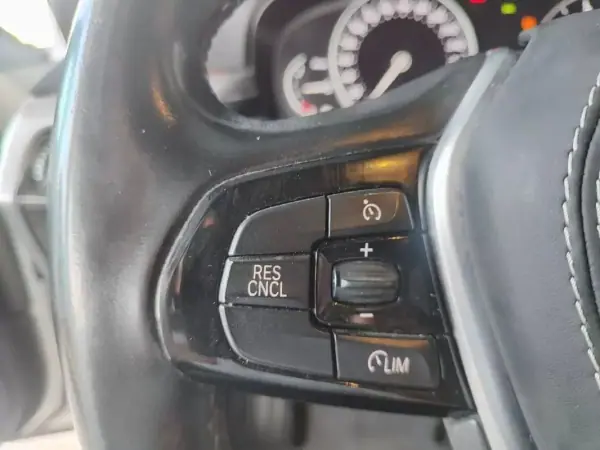 BMW 520 2017 - 23500 EUR, 165600 km - AUTO.MOTO.pt - 165600km - foto 27 de 38