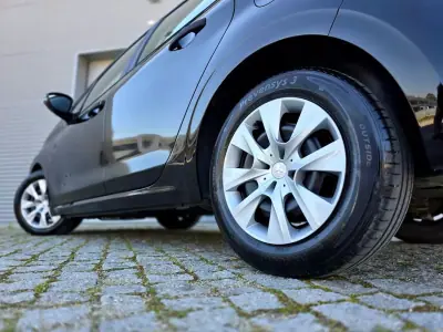 Peugeot 208 2012 - 7500 EUR, 137000 km - AUTO.MOTO.pt - 137000km - foto 8 de 25