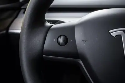 Tesla Model Y 2023 - 37900 EUR, 74250 km - AUTO.MOTO.pt - 74250km - foto 13 de 40