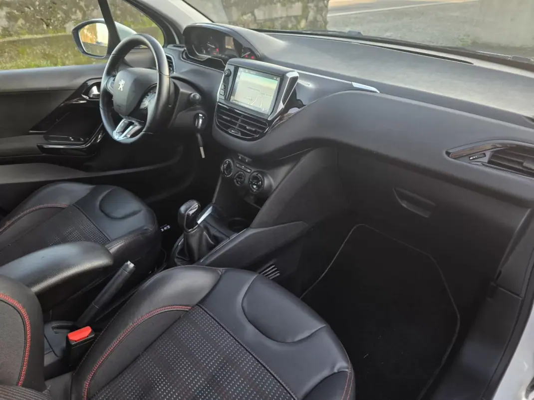 Peugeot 208 2016 - 13990 EUR, 163000 km - AUTO.MOTO.pt - 163000km - foto 15 de 31