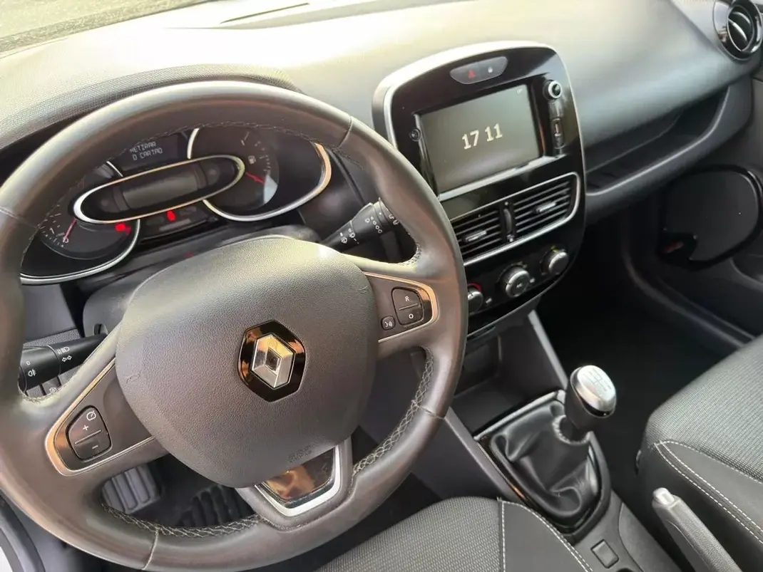Renault Clio Sport Tourer 2019 - 8900 EUR, 169500 km - AUTO.MOTO.pt - 169500km - foto 3 de 14