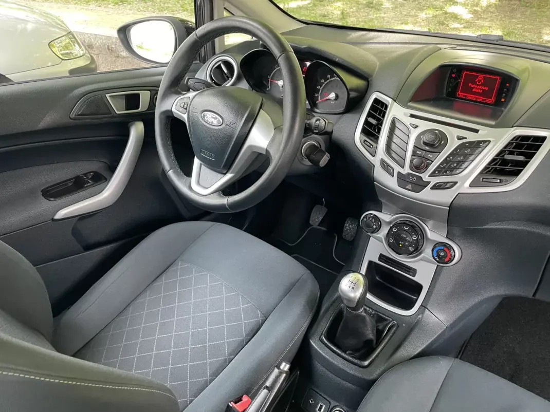 Ford Fiesta 2012 - 5500 EUR, 272349 km - AUTO.MOTO.pt - 272349km - foto 10 de 32