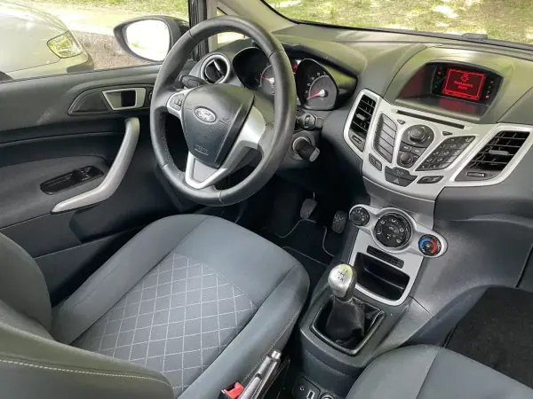Ford Fiesta 2012 - 5500 EUR, 272349 km - AUTO.MOTO.pt - 272349km - foto 10 de 32