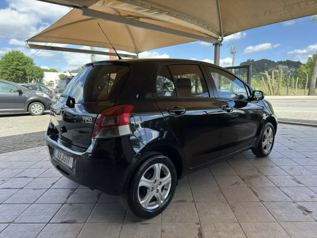 Toyota Yaris 2010 - 5500 EUR, 207295 km - AUTO.MOTO.pt - 207295km - foto 9 de 26