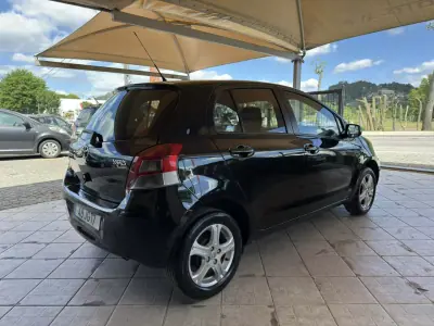 Toyota Yaris 2010 - 5500 EUR, 207295 km - AUTO.MOTO.pt - 207295km - foto 9 de 26