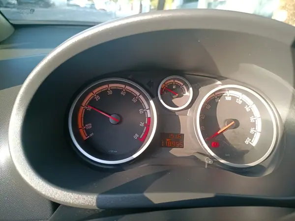 Opel Corsa 2013 - 5500 EUR, 118 km - AUTO.MOTO.pt - 118km - foto 7 de 10