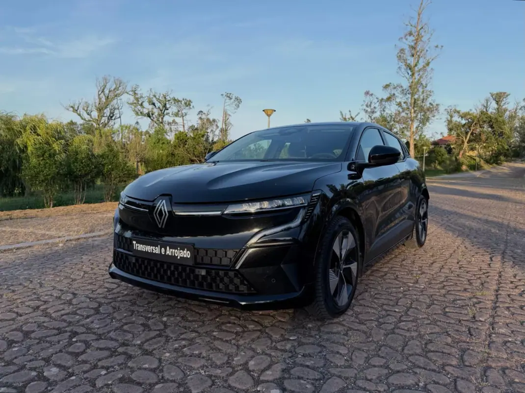 Renault Mégane E-Tech 2023 - 23500 EUR, 83000 km - AUTO.MOTO.pt - 83000km - foto 1 de 18