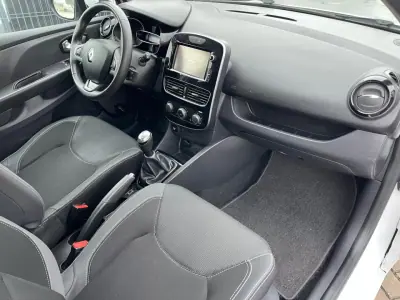Renault Clio 2017 - 12500 EUR, 142000 km - AUTO.MOTO.pt - 142000km - foto 9 de 10