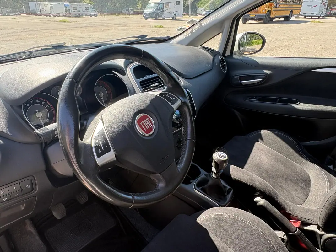 Fiat Punto 2015 - 6850 EUR, 76000 km - AUTO.MOTO.pt - 76000km - foto 12 de 13