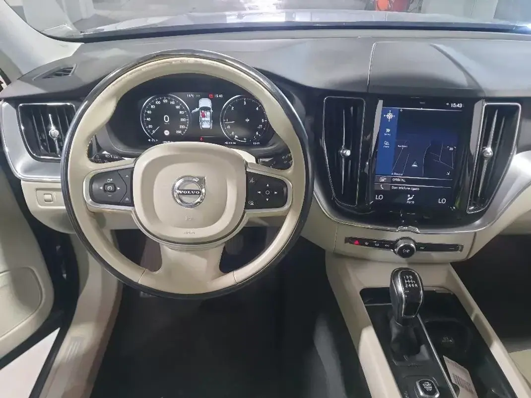 Volvo XC 60 2019 - 23750 EUR, 189121 km - AUTO.MOTO.pt - 189121km - foto 5 de 9