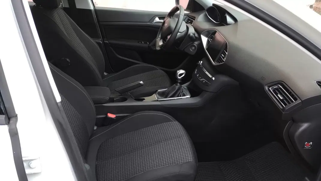 Peugeot 308 2019 - 11999 EUR, 99999 km - AUTO.MOTO.pt - 99999km - foto 20 de 35