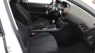 Peugeot 308 2019 - 11999 EUR, 99999 km - AUTO.MOTO.pt - 99999km - foto 20 de 35