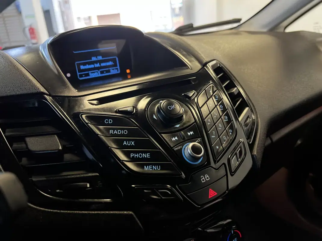 Ford Fiesta 2012 - 6490 EUR, 180000 km - AUTO.MOTO.pt - 180000km - foto 32 de 38