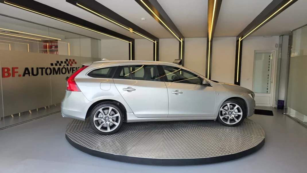 Volvo V60 2015 - 11900 EUR, 314478 km - AUTO.MOTO.pt - 314478km - foto 8 de 60