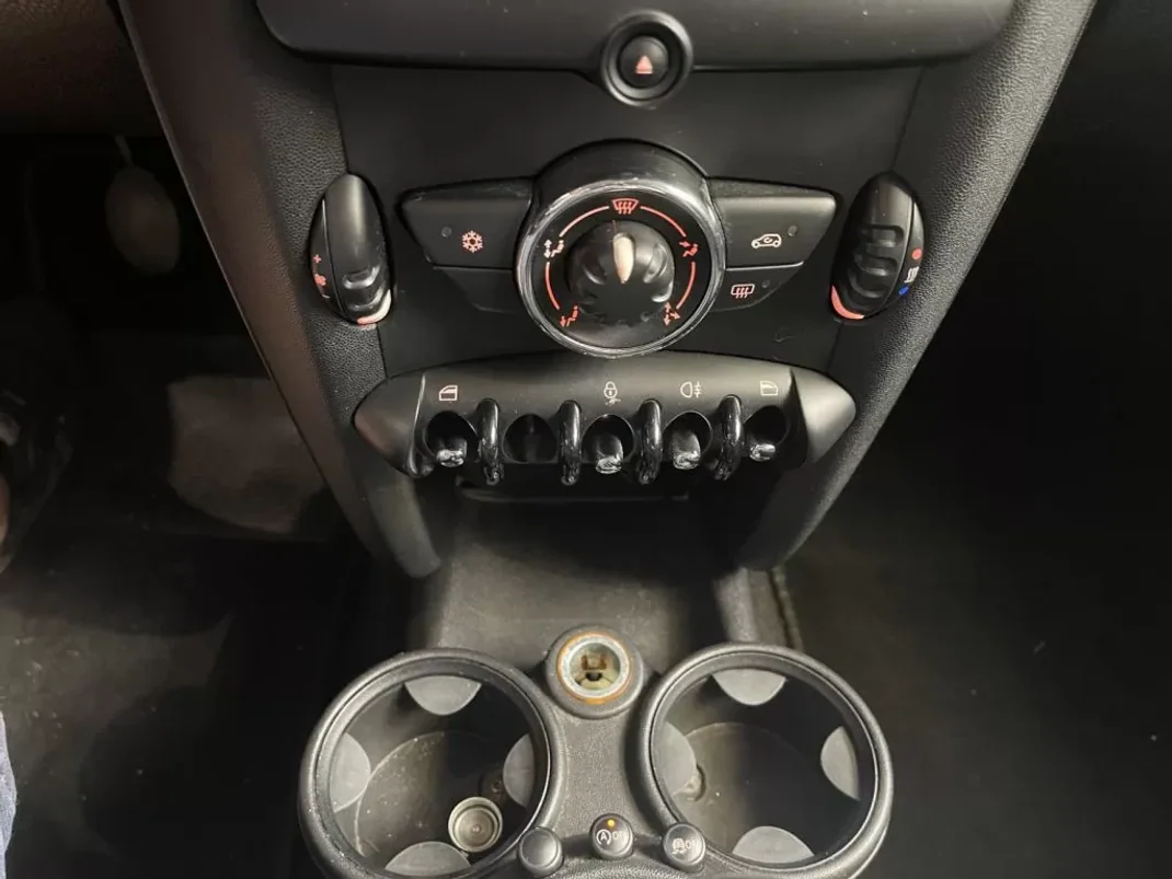 MINI One 2011 - 8500 EUR, 230000 km - AUTO.MOTO.pt - 230000km - foto 32 de 35