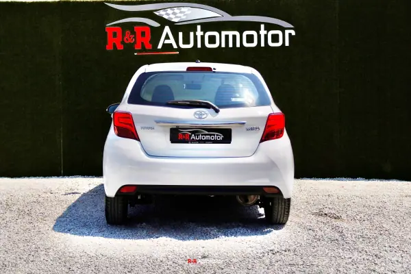 Toyota Yaris 2016 - 8750 EUR, 266000 km - AUTO.MOTO.pt - 266000km - foto 7 de 27