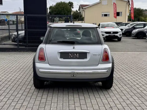 MINI 3 Portas 2003 - 5500 EUR, 299000 km - AUTO.MOTO.pt - 299000km - foto 4 de 19