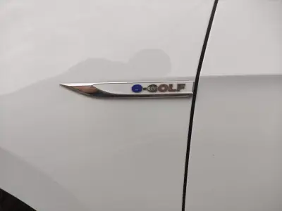 Volkswagen e-Golf 2019 - 15900 EUR, 81000 km - AUTO.MOTO.pt - 81000km - foto 26 de 26